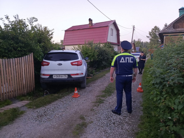 17-летняя девушка без прав сбила в саду женщину с ребенком (ФОТО)