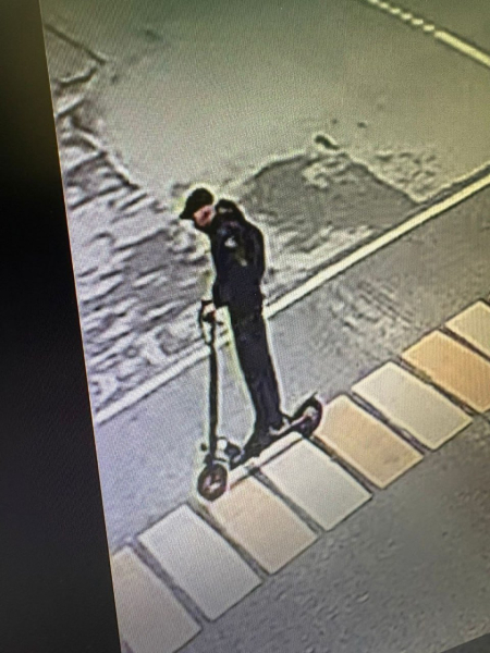 В Краснотурьинске ищут самокатчика, который сбил 89-летнюю бабушку и скрылся В Краснотурьинске ищут самокатчика, который сбил 89-летнюю бабушку и скрылся